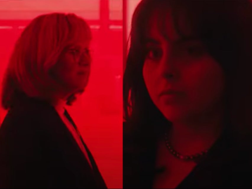 Sarah Paulson como Linda Tripp y Beanie Feldstein como Monica Lewinsky en 'Impeachment: American Crime Story'