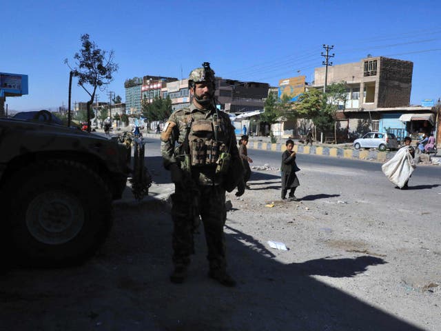 Un personal de las fuerzas de seguridad afganas monta guardia a lo largo de la carretera en Herat el 12 de agosto de 2021.