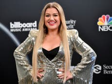 Kelly Clarkson asks divorce lawyers to restore her last name 