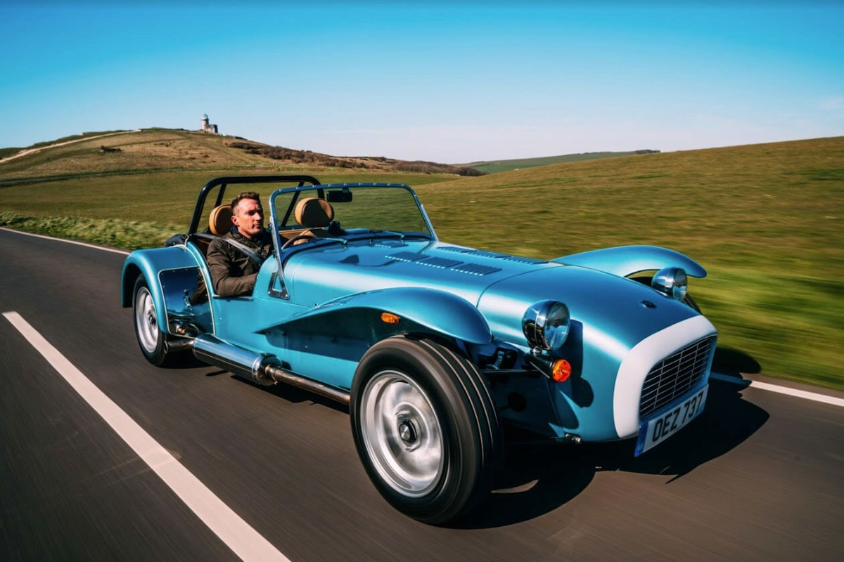 Car review: The Caterham Super Seven 1600 is utterly unsuited to the  British weather | The Independent