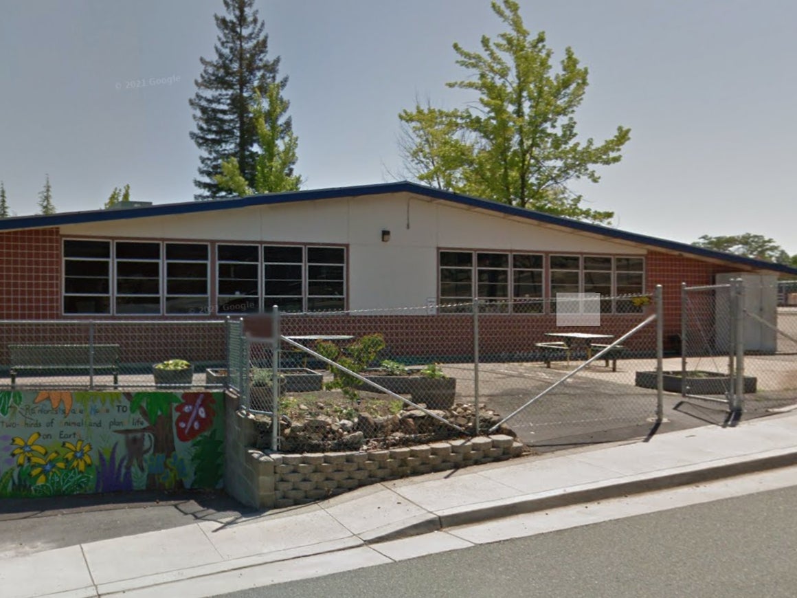 Sutter Creek Elementary School en Sutter Creek, California, donde un padre golpeó a un maestro y agredió verbalmente a un director porque no estaba de acuerdo con el mandato de máscara de la escuela.