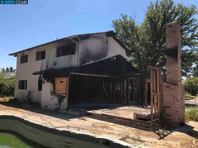 <p>Burned out home still sells for $1m in California </p>