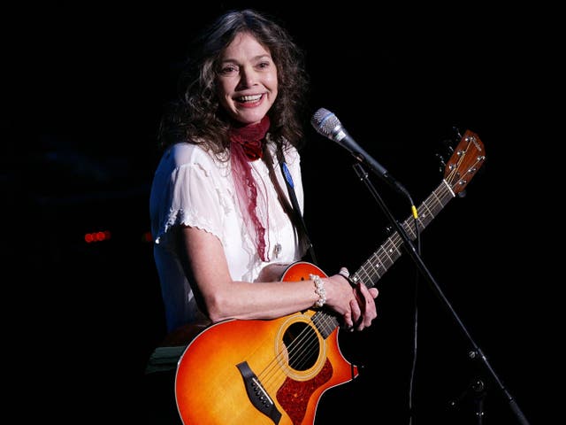 Nanci Griffith actuando en el Concierto de Libertad de la Unión Estadounidense de Libertades Civiles, octubre de 2004