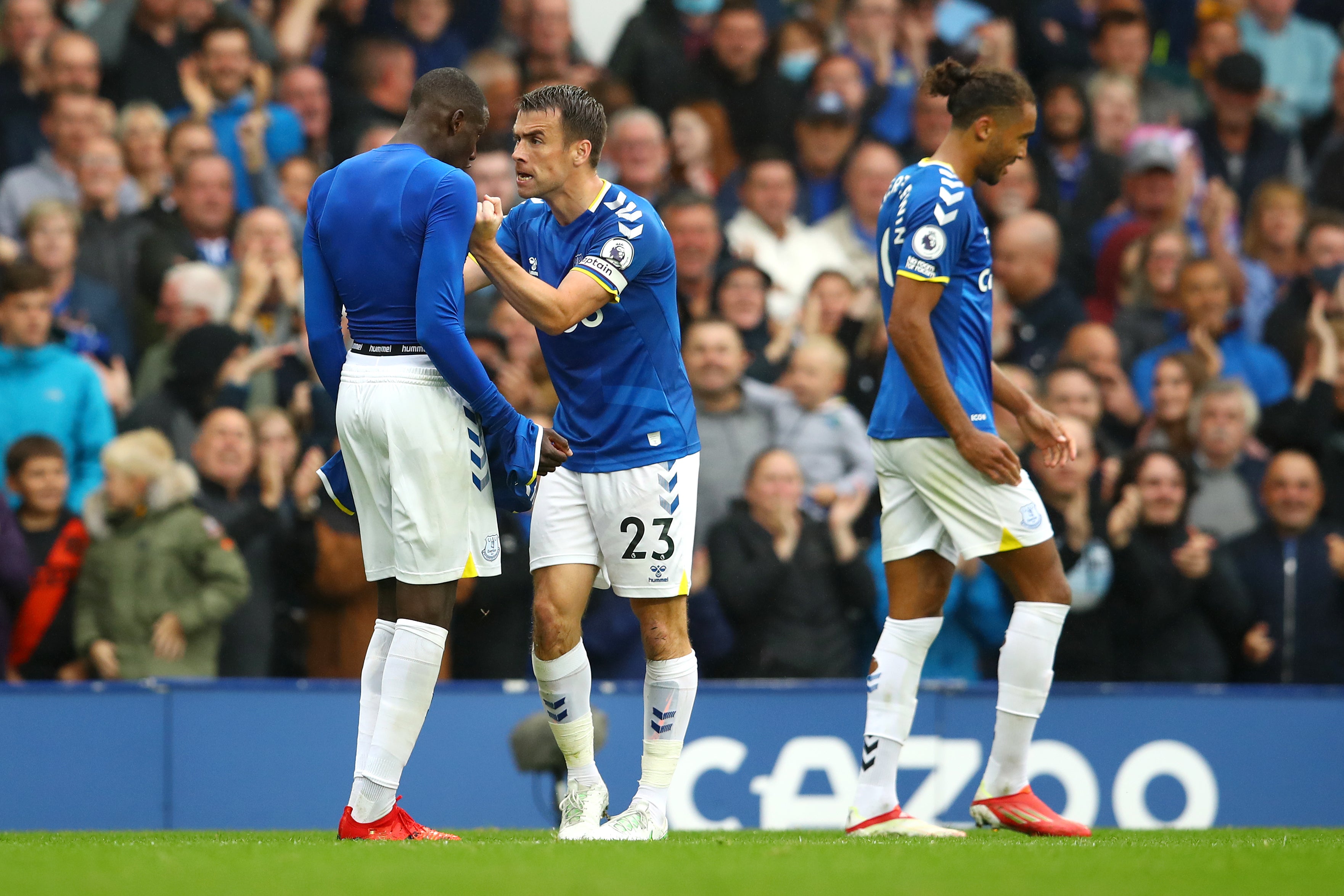 Everton captain Seamus Coleman with goalscorers Abdoulaye Doucoure (left) and Calvert-Lewin
