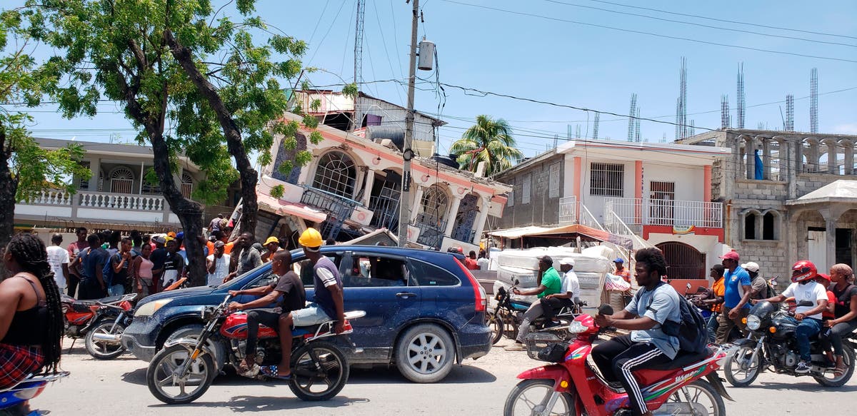 Trzęsienie ziemi na Haiti – na żywo: trzęsienie ziemi o sile 7,2 powoduje śmierć 227 osób, ponieważ urzędnicy obawiają się, że liczba ofiar śmiertelnych może osiągnąć tysiące