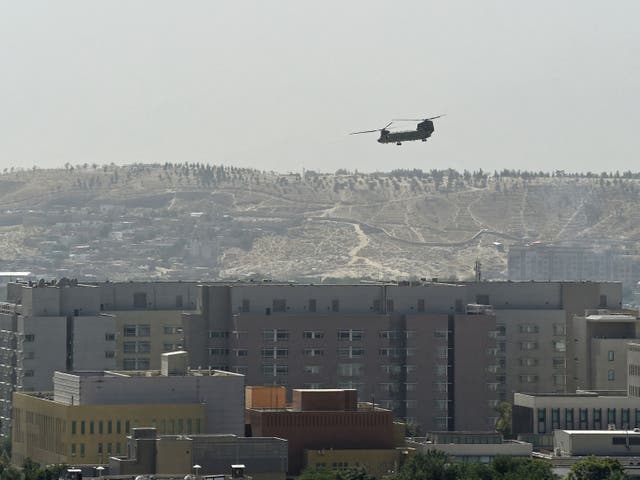Se muestra un helicóptero militar estadounidense volando sobre la embajada de Estados Unidos en Kabul.