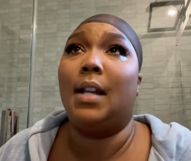 Lizzo compartió un video lleno de lágrimas luego de comentarios racistas y vergonzosos.