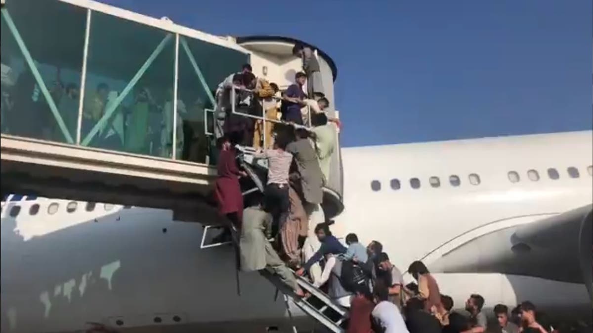 Afghanistan: la folla sale sul ponte aereo dell’aeroporto di Kabul nel disperato tentativo di fuggire dai talebani
