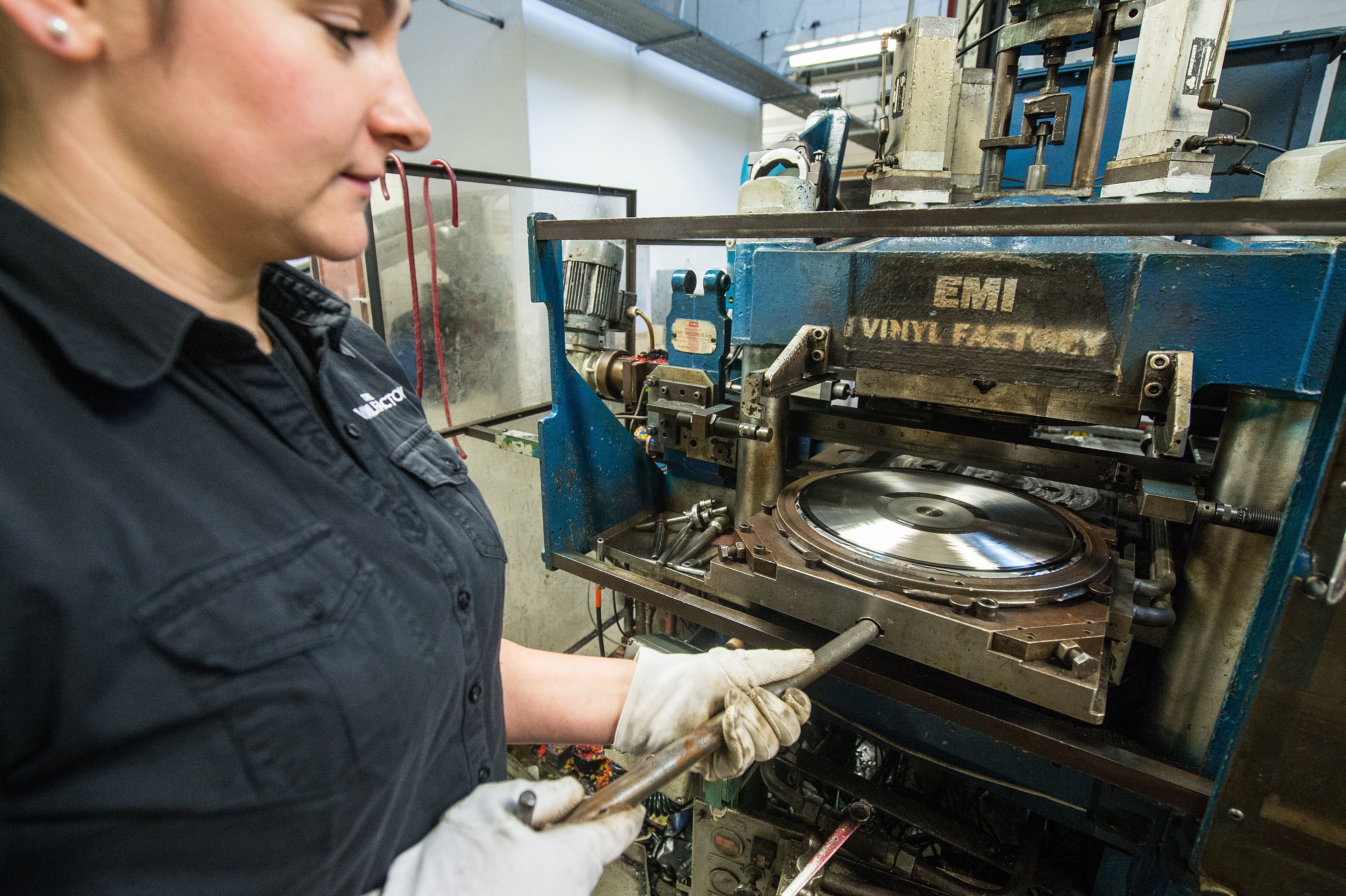 The Vinyl Factory’s Aga Dolega-Lawry inserts a new master of ‘Definitely Maybe’ by Oasis into the pressing machine at the UK’s largest vinyl pressing plant