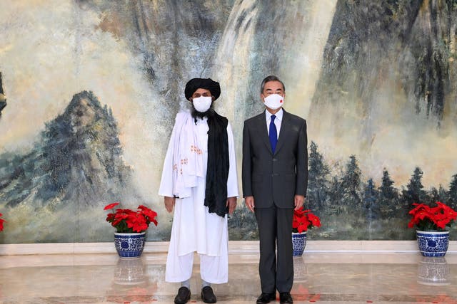 El Consejero de Estado y Ministro de Relaciones Exteriores de China, Wang Yi, se reúne con Mullah Abdul Ghani Baradar en julio