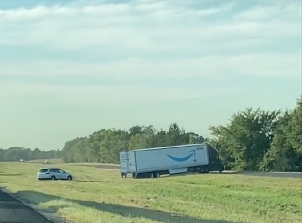 Viral Tiktok Showing Amazon Truck Driving Off Highway To Avoid Traffic Jam Sparks Criticism Indy100