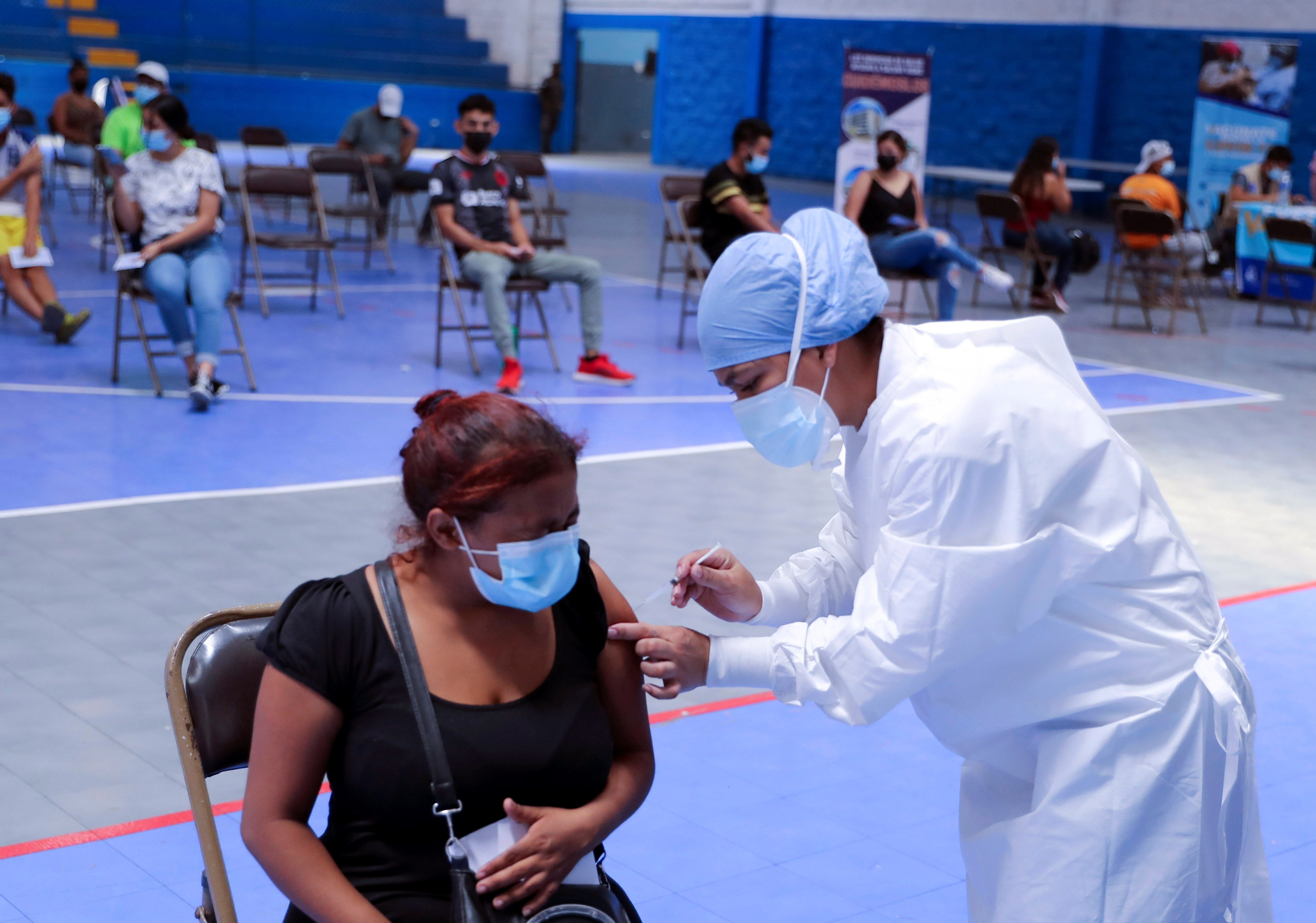 A person receives a dose of vaccine against covid-19 during a new vaccination day in Tegucigalpa, Honduras