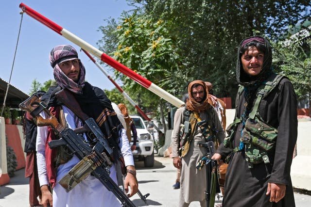 Combatientes talibanes montan guardia a lo largo de una carretera cerca de la plaza Zanbaq en Kabul el 16 de agosto de 2021, después de un final asombrosamente rápido de la guerra de 20 años de Afganistán.