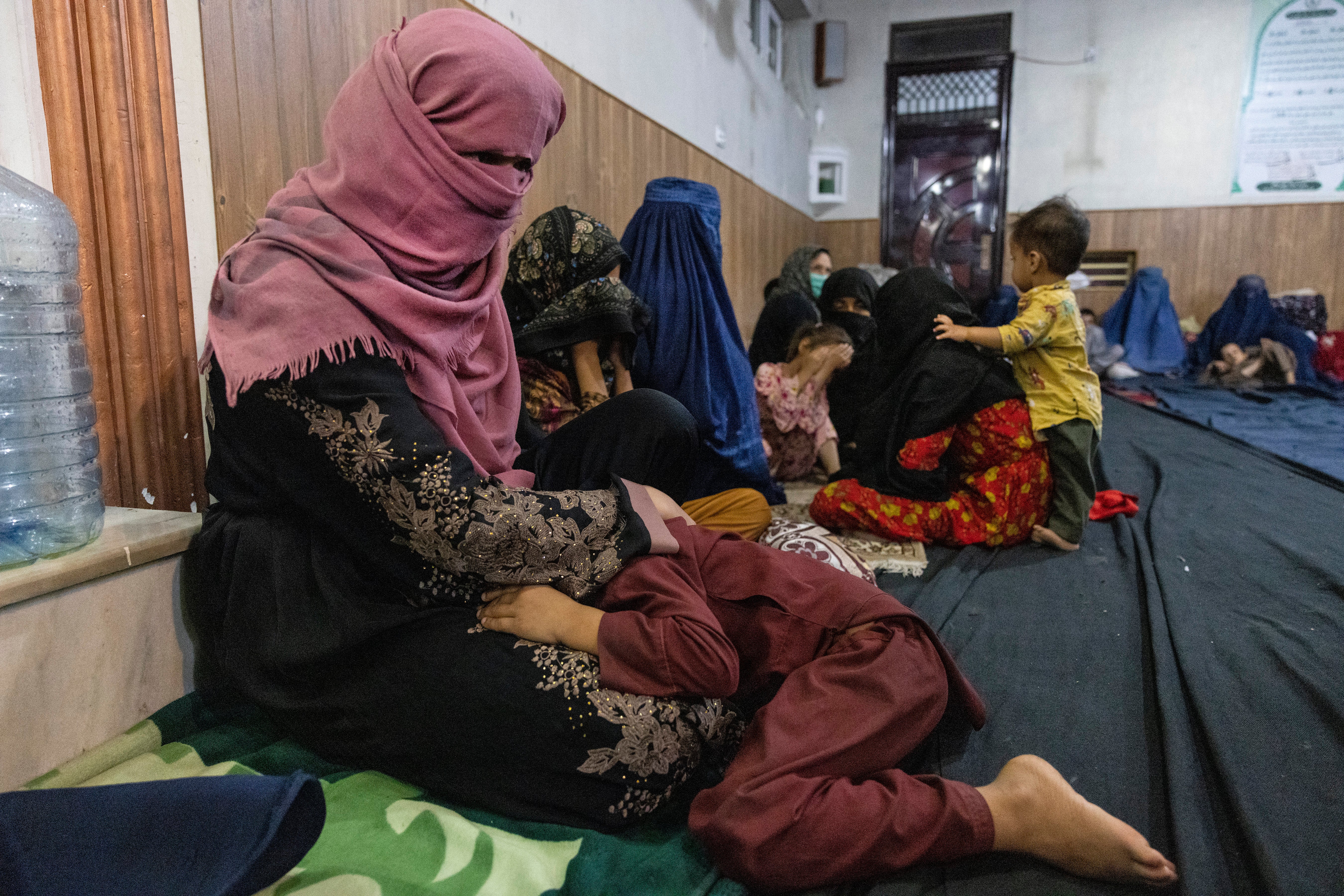 Displaced Afghan women and children in a mosque in Kabul on 13 August