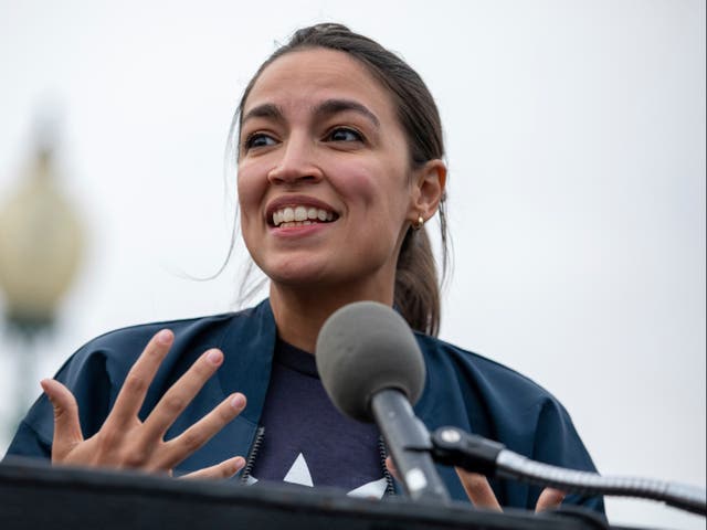 La representante Alexandria Ocasio-Cortez habla con los reporteros fuera del Capitolio de los Estados Unidos el martes 3 de agosto de 2021.