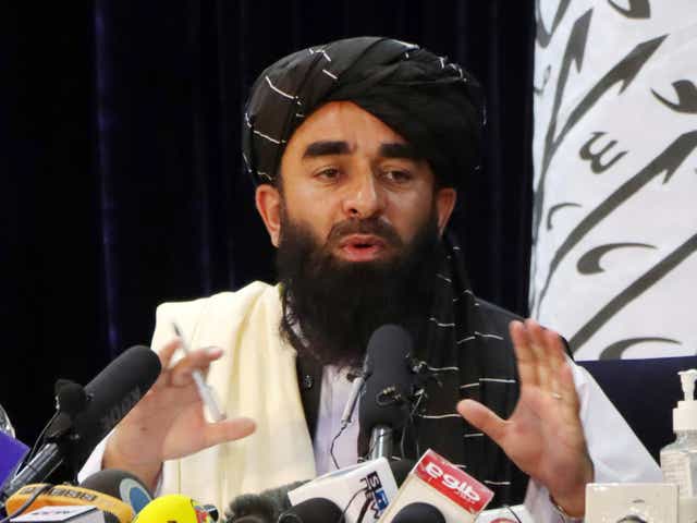 El portavoz de los talibanes, Zabihullah Mujahid, habla durante una conferencia de prensa en Kabul, Afganistán, el 17 de agosto de 2021.