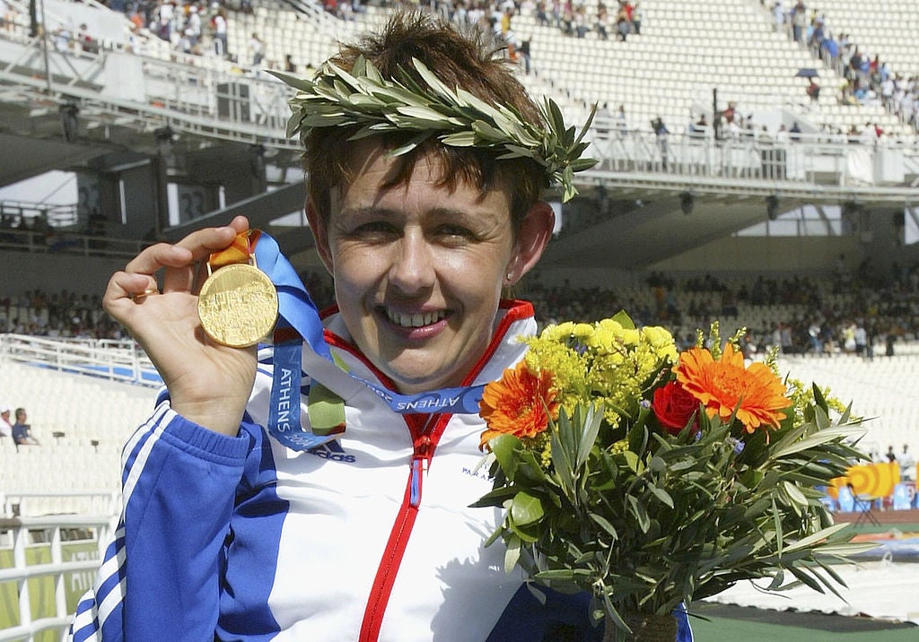 Tanni Grey-Thompson of Great Britain celebrates winning the gold in the womens 400m at Athens in 2004