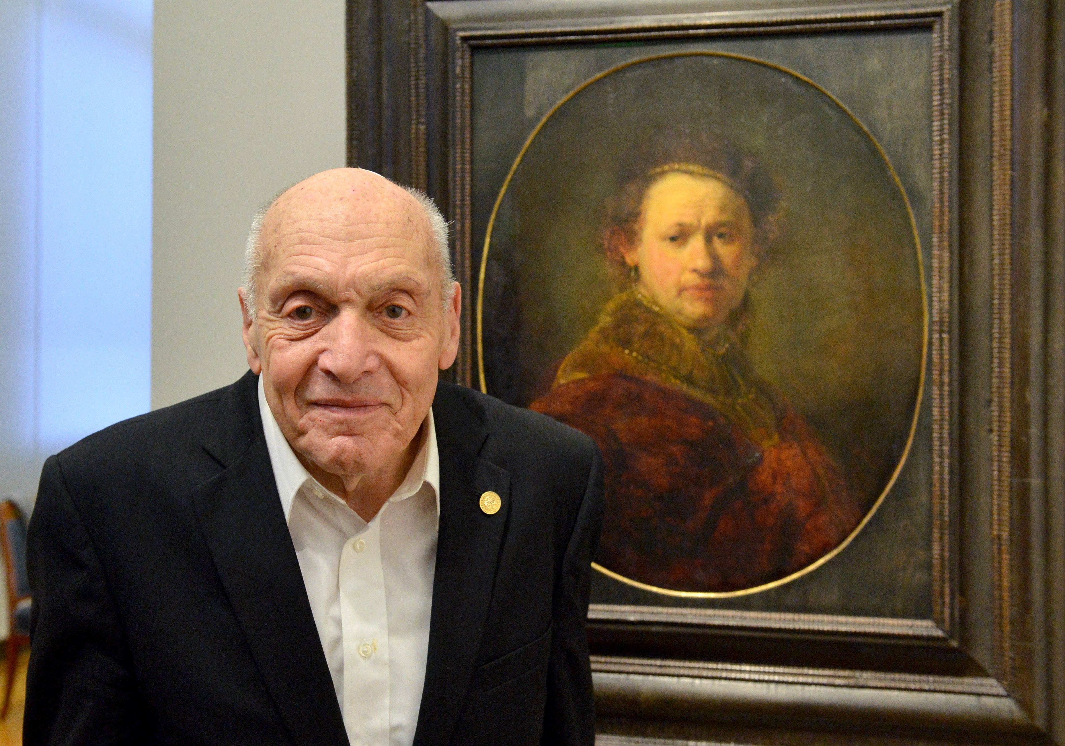 German born Harry Ettlinger, a Jewish member of the Monuments Men, stands in front of a Rembrandt painting at the art museum Kunsthalle in Karlsruhe, southern Germany in 2014