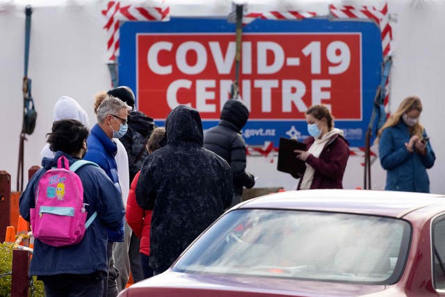 Las personas visitan una estación de pruebas Covid-19 durante un cierre nacional en Wellington el 18 de agosto de 2021