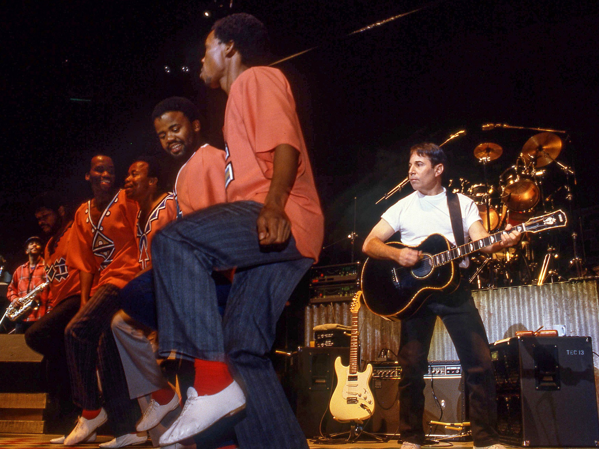 Paul Simon on stage with Ladysmith Black Mambazo in London in 1987