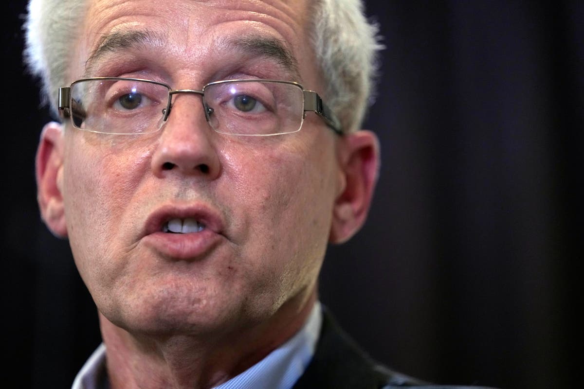 Ex-Nissan exec Kelly wants boardroom, not criminal, trial 