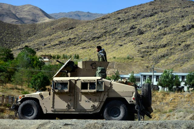 Las fuerzas de seguridad afganas patrullan en un Humvee en Panjshir el 17 de agosto