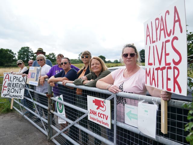 <p>Supporters of Geronimo went to the farm to try to save him </p>