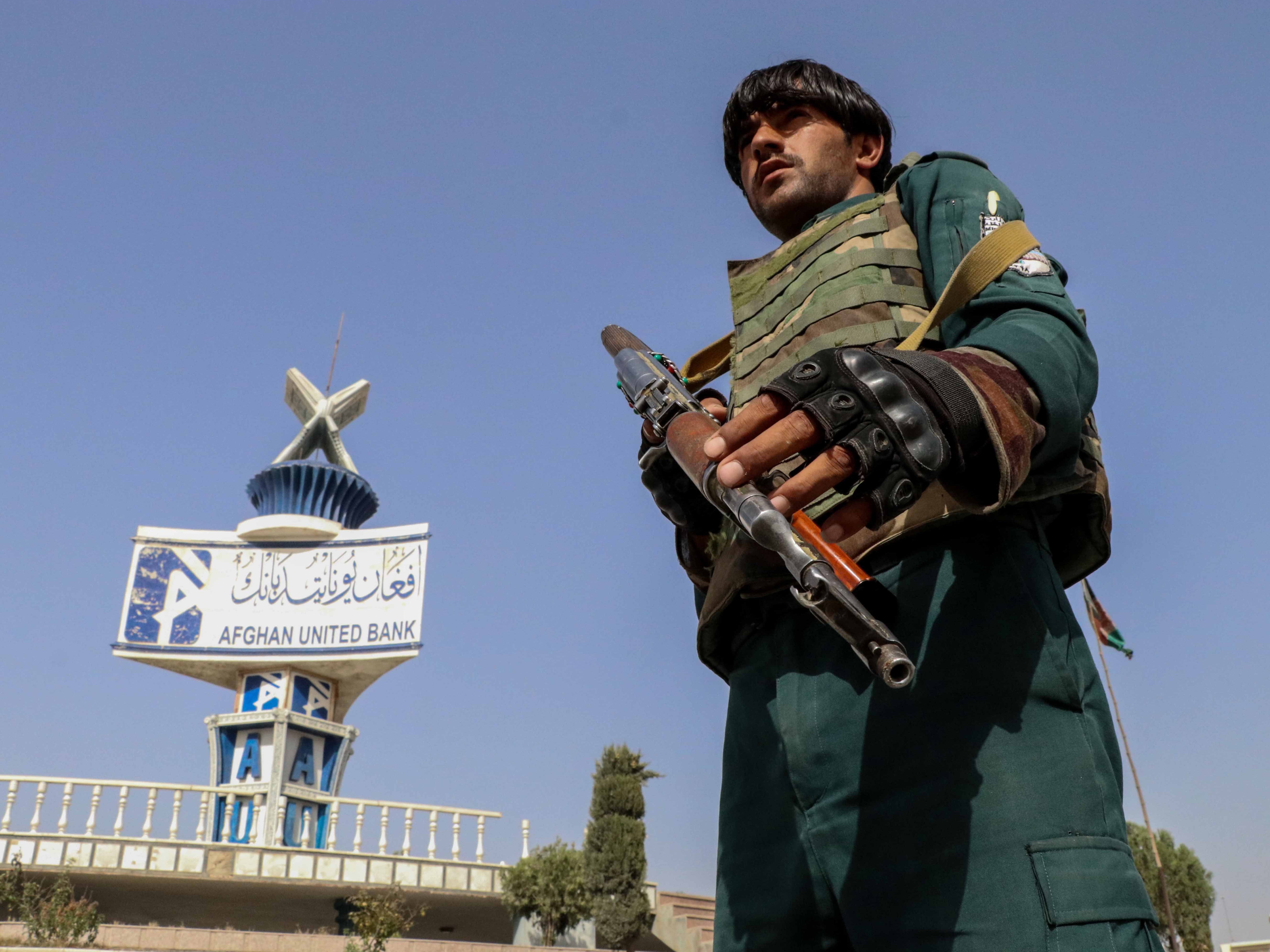<p>An Afghan army soldier </p>