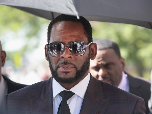 R Kelly abandona el edificio de los tribunales penales de Leighton después de una audiencia el 26 de junio de 2019 en Chicago, Illinois
