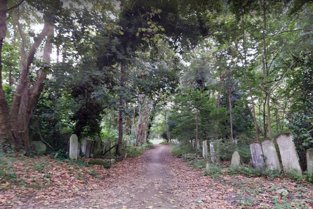 El cuerpo de un hombre de 50 años fue encontrado en Tower Hamlets Cemetery Park el lunes por la mañana.
