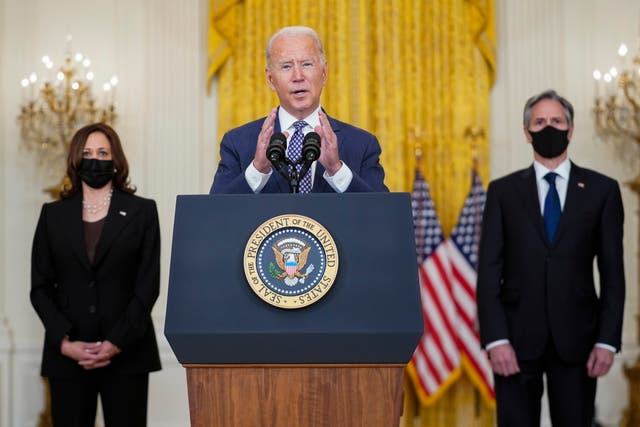 <p>Joe Biden, flanqueado por Kamala Harris y Antony Blinken, pronuncia un discurso nacional sobre la situación en Afganistán</p>