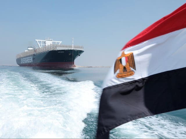Ever Given navega por el Canal de Suez en Ismailia