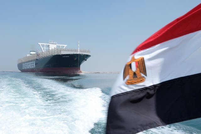 Ever Given navega por el Canal de Suez en Ismailia