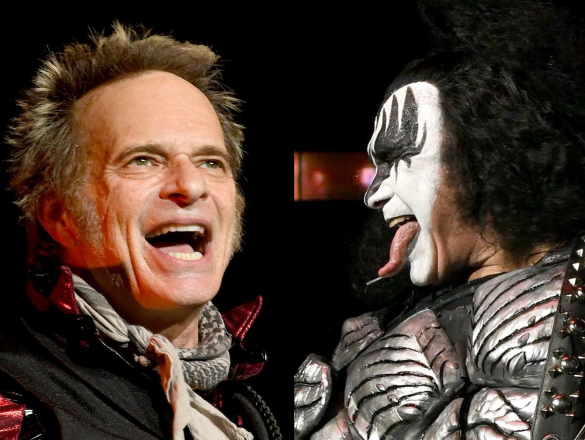 David Lee Roth responds to Gene Simmons’ insults with a middle finger