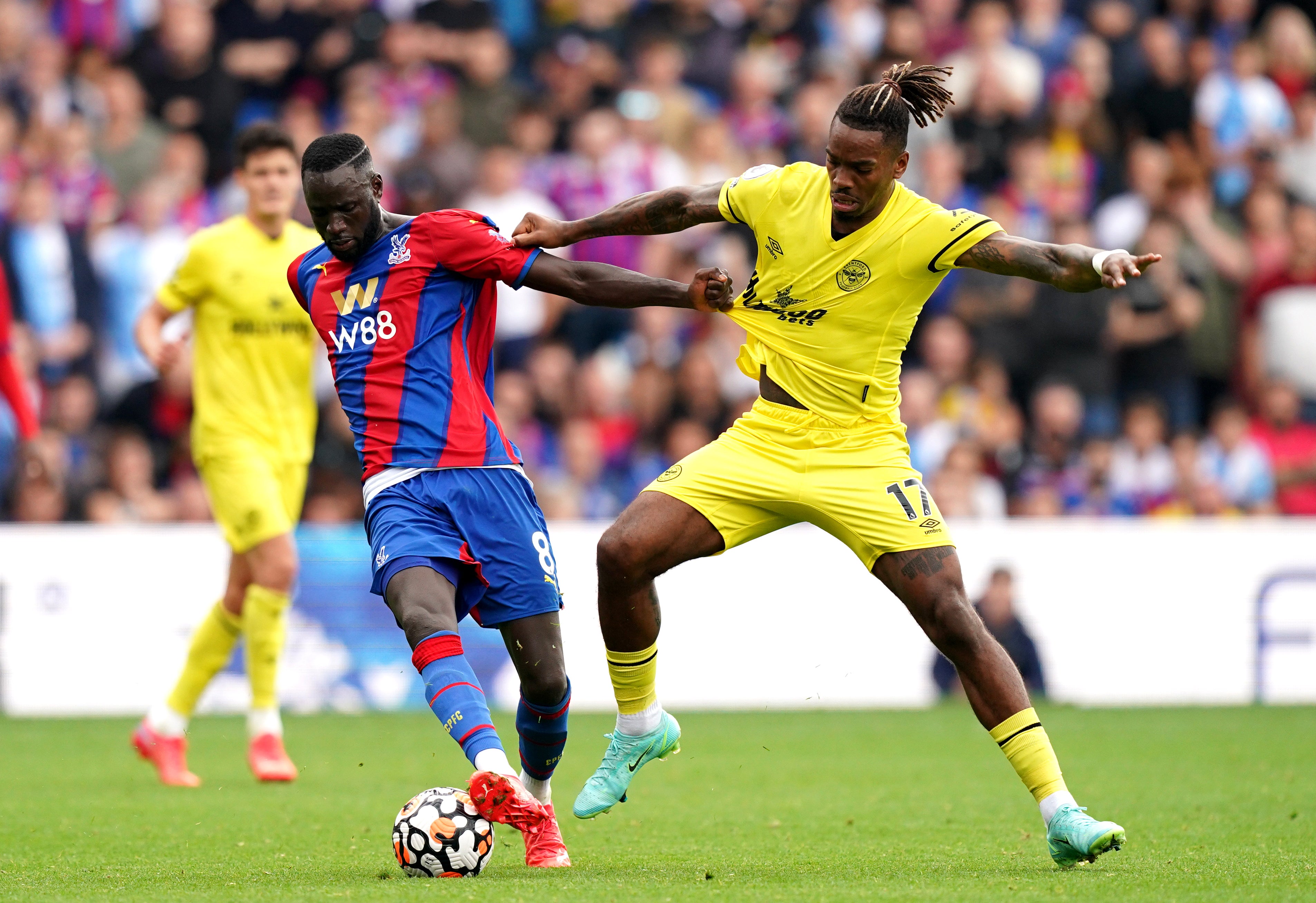 Crystal Palace’s Cheikhou Kouyate (left) and Brentford’s Ivan Toney battle for the ball (Dominic Lipinski/PA)