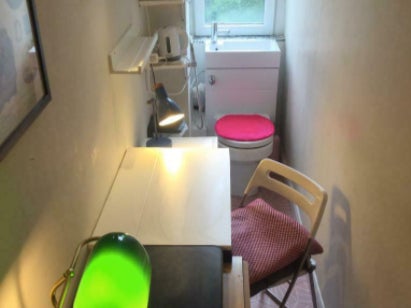 A listing for an ‘office space’ located inside a bathroom in Glasgow has been posted on Gumtree