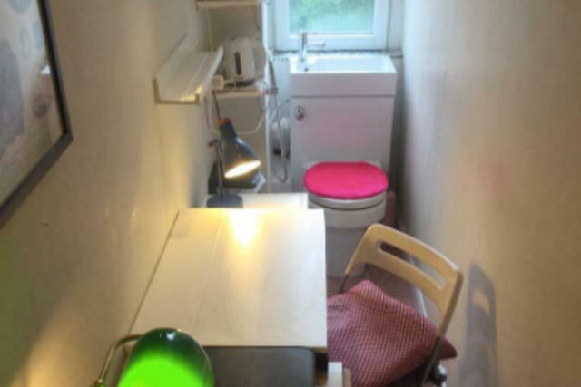 <p>A listing for an ‘office space’ located inside a bathroom in Glasgow has been posted on Gumtree</p>