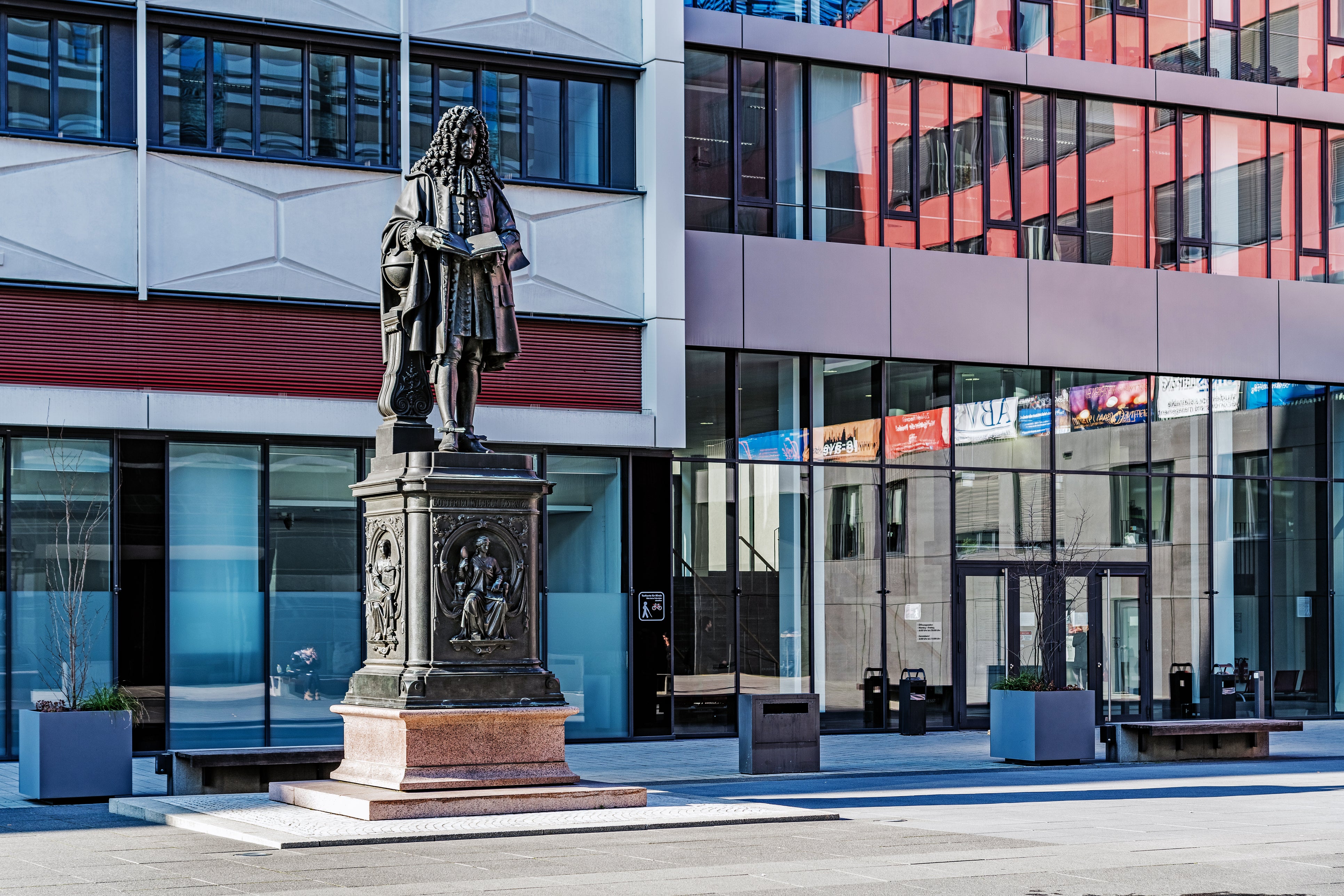 A statue of Leibniz stands in the courtyard of Leipzig University