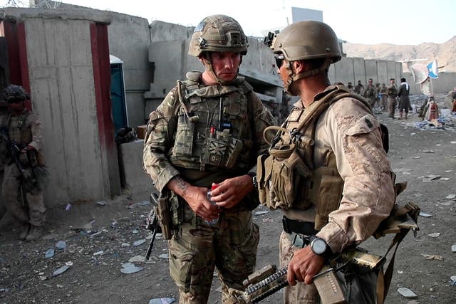 <p>A British soldier (left) with a member of the US armed forces (right) at Kabul airport, Afghanistan </p>