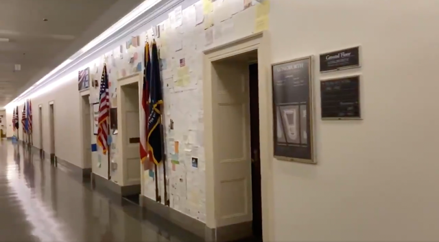 <p>Greene decoró los pasillos del Congreso con las cartas de sus admiradores </p>