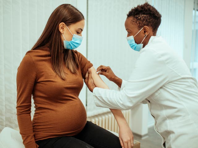 <p>Pregnant women receives Covid-19 vaccine</p>