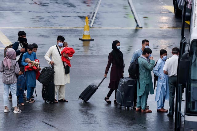 Un grupo de ciudadanos afganos desembarcando de un avión fletado de Air Belgium en el aeropuerto militar de Melsbroek, cerca de Bruselas.