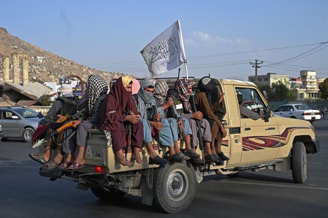 <p>Taliban fighters patrol the streets of Kabul </p>