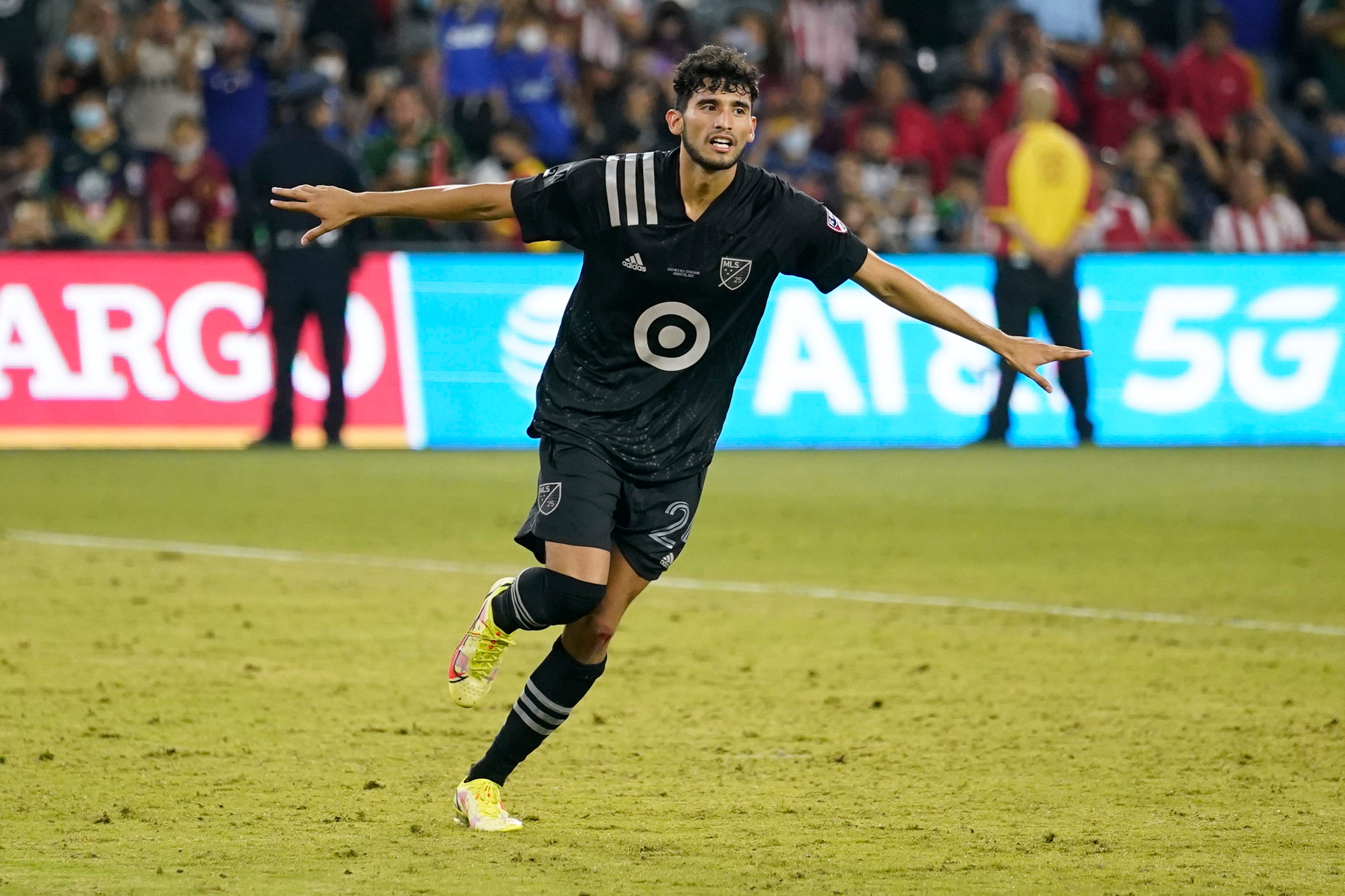 <p>El delantero del FC Dallas Ricardo Pepi (24) celebra después de anotar el gol de la victoria para el MLS All-Star Game en una tanda de penales el miércoles 25 de agosto de 2021 en Los Ángeles, California.</p>