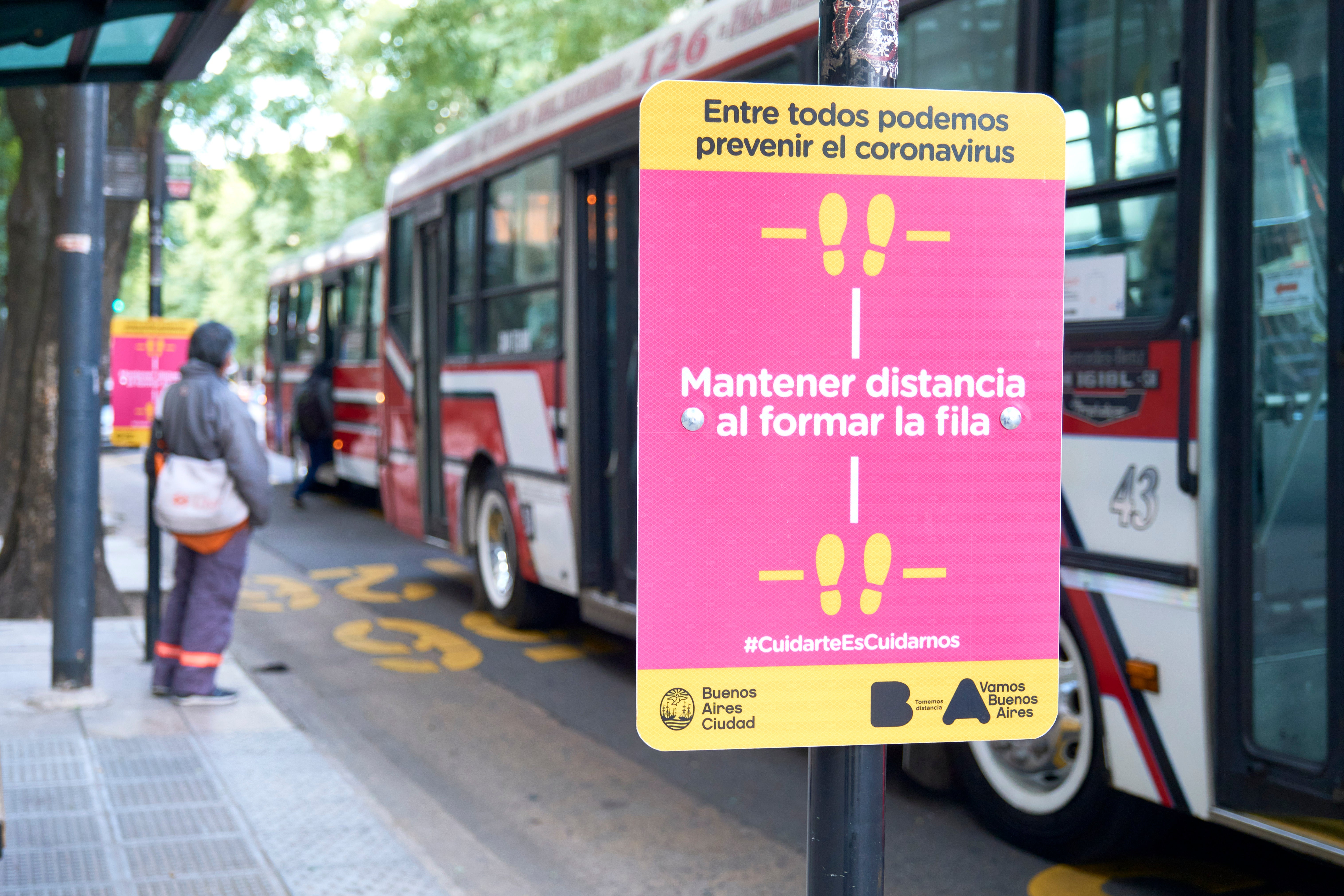 <p>En el último día, Argentina reportó cerca de 7.000 nuevos contagios, lo que elevó la cifra total a más de 5.1 millones de casos. Asimismo, se reportaron 161 fallecimientos por COVID-19, lo que dejó en 110.966 personas muertas por coronavirus desde el inicio de la pandemia.</p>