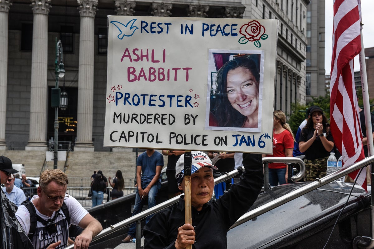 Trump, Capitol isyancısı Ashli ​​Babbitt'in annesine telefon etti: 'Bu korkunç bir şey oldu'