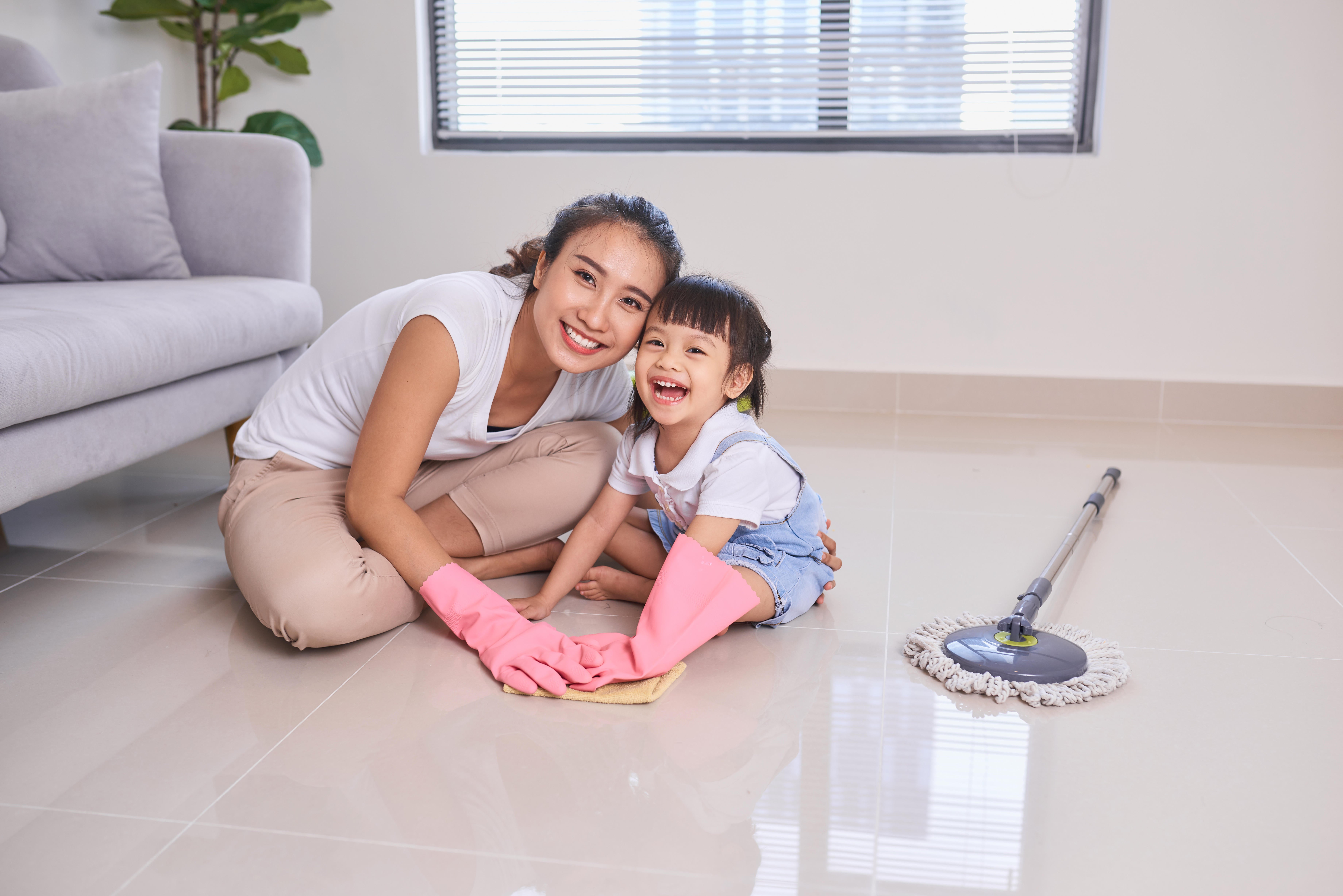Mum and child cleaning house (Alamy/PA)