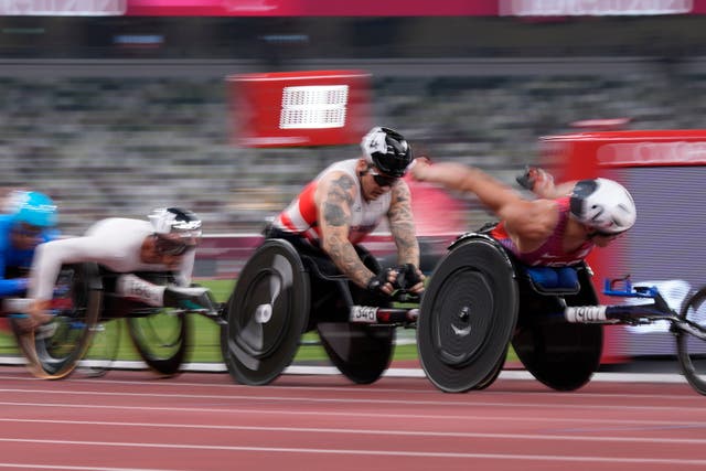 <p>Weir, centre, trails eventual winner Marcel Hug</p>