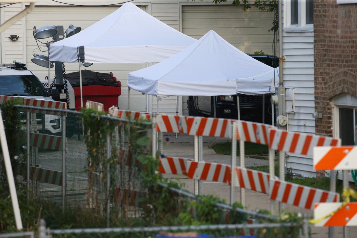 Police: Illinois man says he buried mother, sister in yard