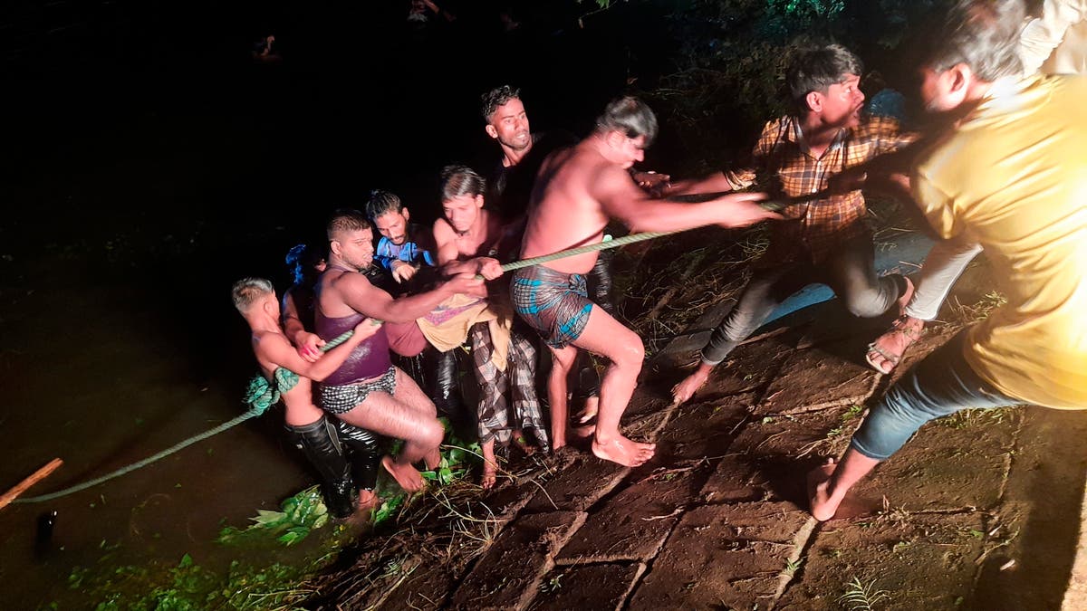 Boat sinks in Bangladesh pond, 21 dead, others missing 